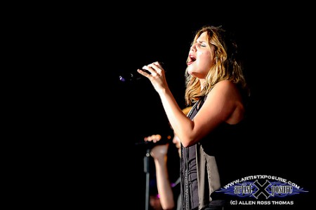 Hillary belting it out <33